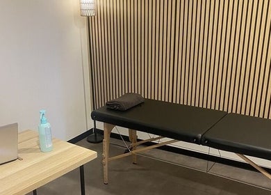 Salle de massage élégante chez Mélinka M à Noisy-le-Grand, Île-de-France, FR avec table de massage.