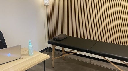 Salle de massage élégante chez Mélinka M à Noisy-le-Grand, Île-de-France, FR avec table de massage.