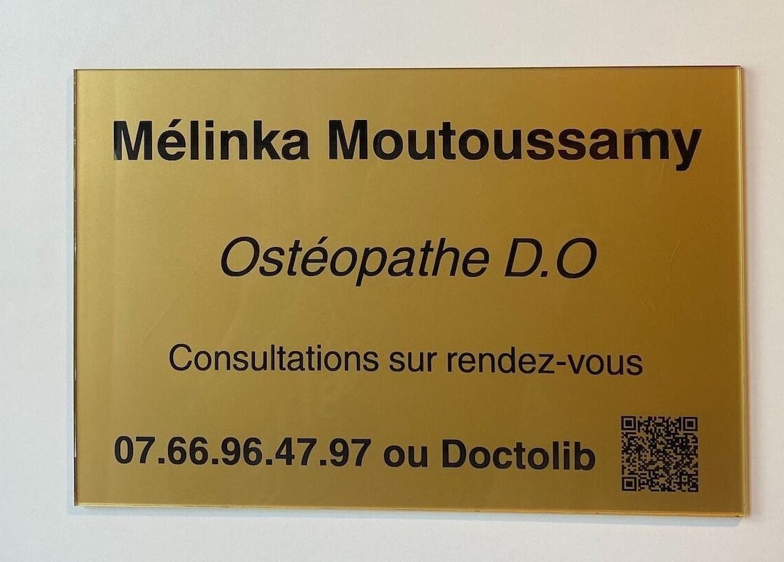 Plaque dorée du cabinet Mélinka M à Noisy-le-grand, Île-de-france, FR, indiquant consultations sur rendez-vous.