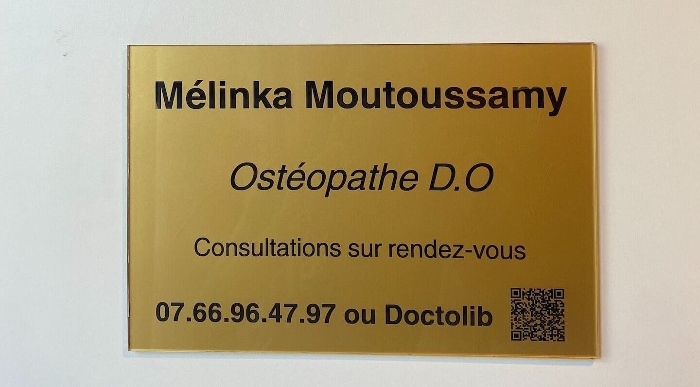 Plaque dorée du cabinet Mélinka M à Noisy-le-grand, Île-de-france, FR, indiquant consultations sur rendez-vous.