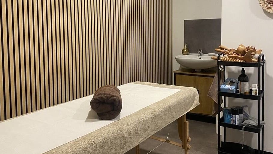 Salle de massage apaisante chez Mélinka M à Noisy-le-grand, Île-de-france, FR, avec table et décor raffiné.