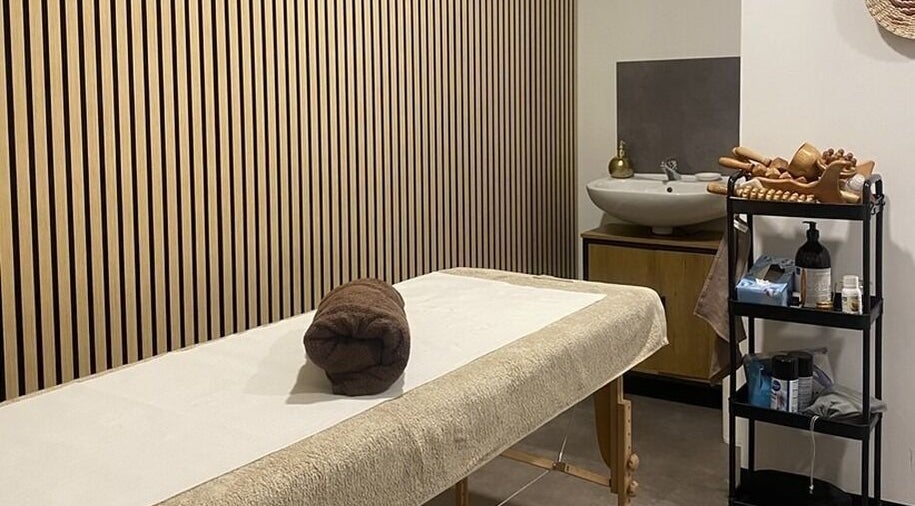 Salle de massage apaisante chez Mélinka M à Noisy-le-grand, Île-de-france, FR, avec table et décor raffiné.