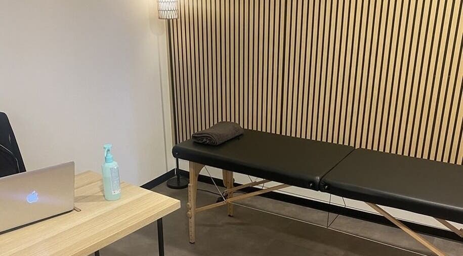 Table de massage avec lumière douce chez Mélinka M, Noisy-le-Grand, Île-de-France, FR.