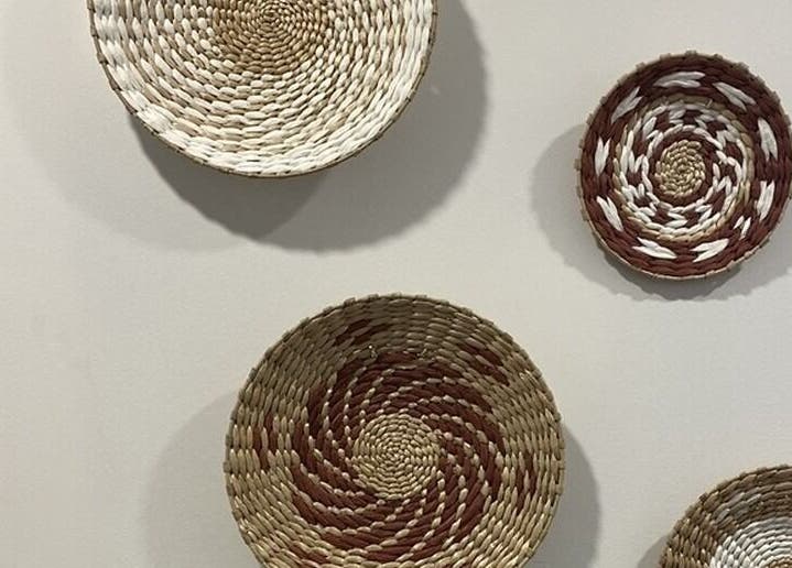 Paniers tressés sur mur à Mélinka M, Noisy-le-grand, Île-de-france, FR. Élégance naturelle et artisanale.