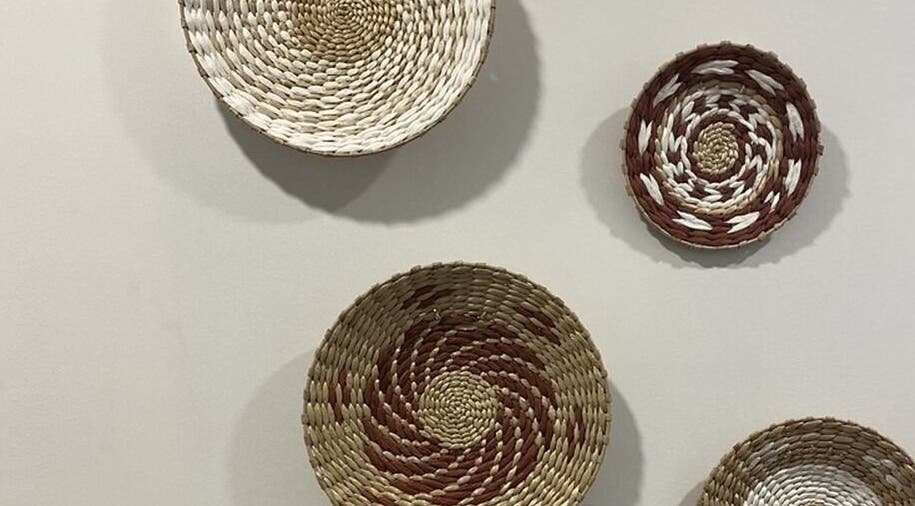 Paniers tressés sur mur à Mélinka M, Noisy-le-grand, Île-de-france, FR. Élégance naturelle et artisanale.