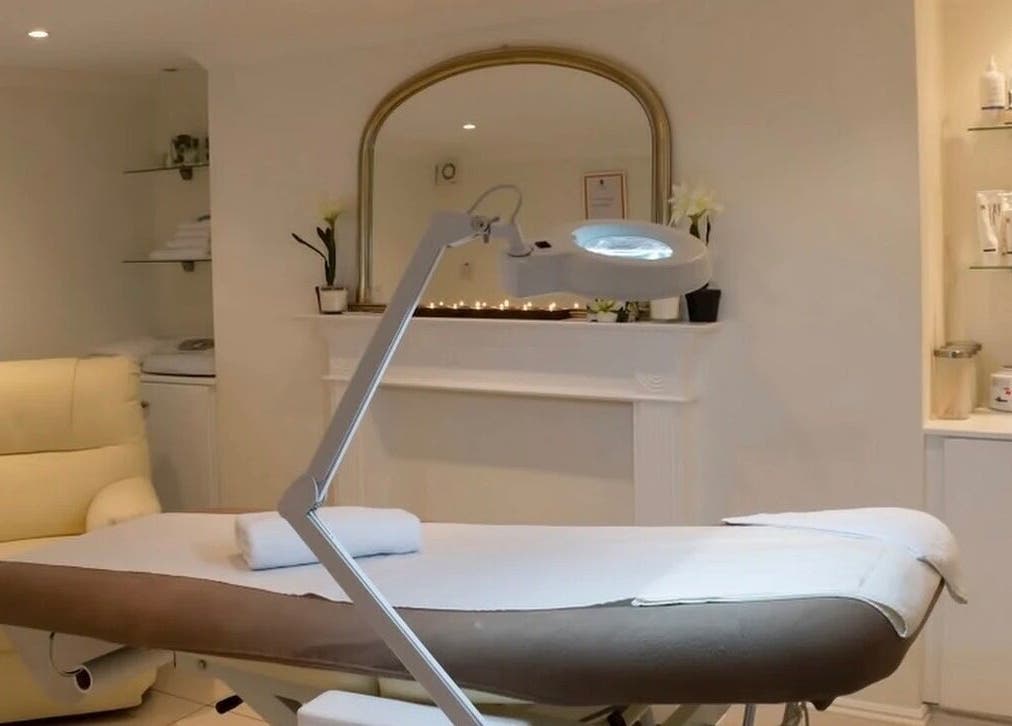 Bright, inviting treatment room at Lashes by ANNA in Richmond, England, GB, showcasing a cozy ambiance.