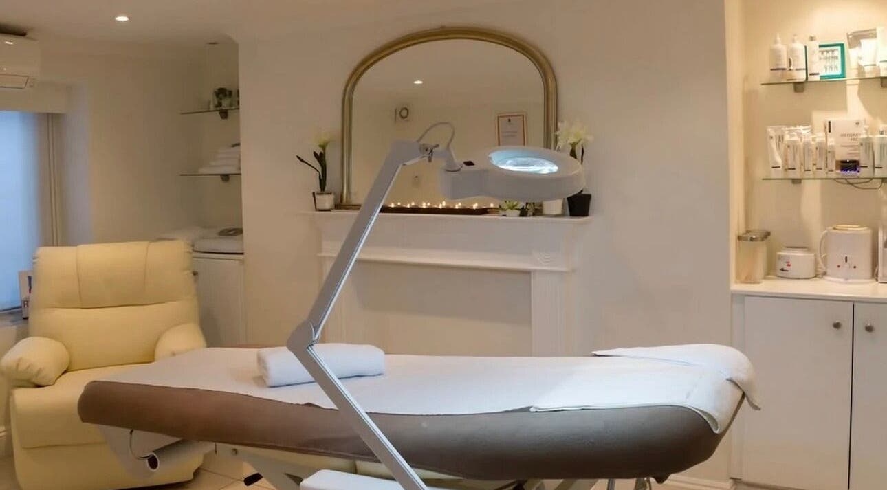 Bright, inviting treatment room at Lashes by ANNA in Richmond, England, GB, showcasing a cozy ambiance.
