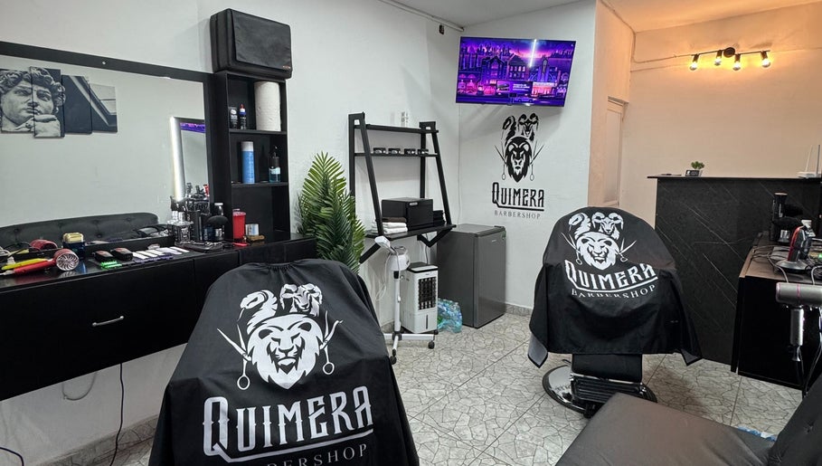 Interior moderno de Quimera Barbershop, Tepic, Nayarit, MX, con sillas de barbero y decoración elegante.