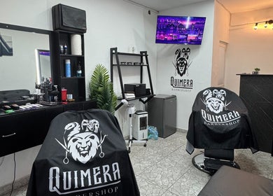 Interior moderno de Quimera Barbershop, Tepic, Nayarit, MX, con sillas de barbero y decoración elegante.