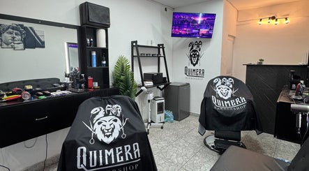 Interior moderno de Quimera Barbershop, Tepic, Nayarit, MX, con sillas de barbero y decoración elegante.