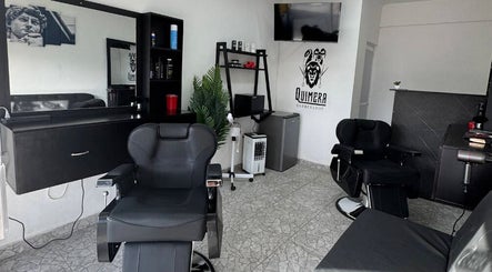Interior moderno de Quimera Barbershop en Tepic, Nayarit, MX con sillas de barbería negras y decoración elegante.