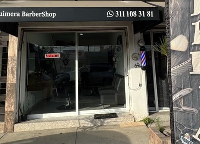 Entrada de Quimera Barbershop en Tepic, Nayarit, MX, mostrando el letrero de abierto.