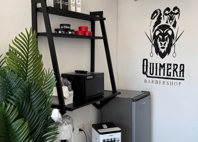 Estante moderno en Quimera Barbershop, Tepic, Nayarit, MX con productos de cuidado y decoración verde.