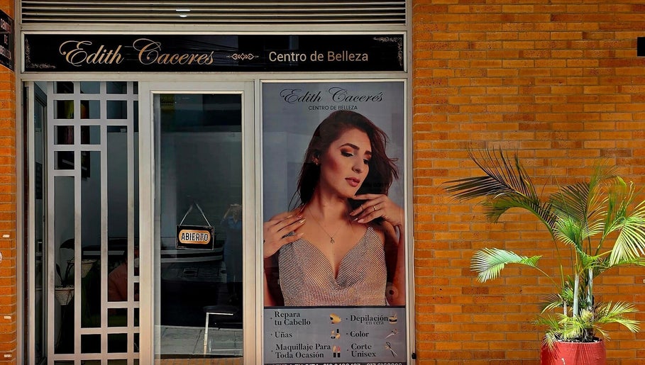 Fachada de Centro De Belleza Edith Caceres, Bucaramanga, Santander, CO, destacando entrada elegante.