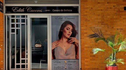 Fachada de Centro De Belleza Edith Caceres, Bucaramanga, Santander, CO, destacando entrada elegante.