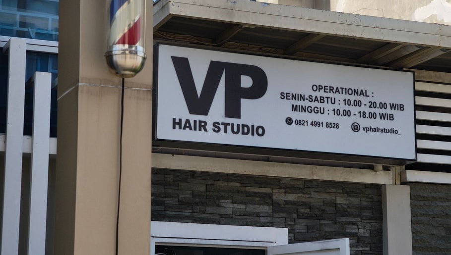 Tampak depan VP Hair Studio di Kalimantan Barat, Kalimantan Barat, ID, dengan papan nama jelas terlihat.