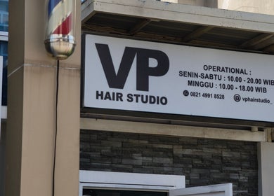 Tampak depan VP Hair Studio di Kalimantan Barat, Kalimantan Barat, ID, dengan papan nama jelas terlihat.