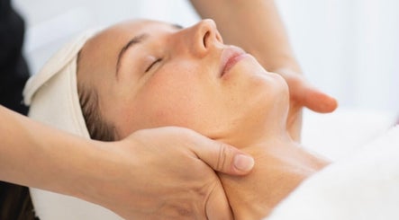 Relaxing facial massage at Soul Body & Beauty in Port Fairy, Victoria, AU.