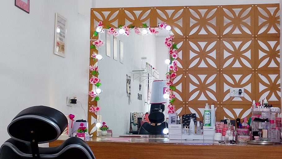Estação de maquiagem Maiza Beauty - São Caetano do Sul, São Paulo, BR com espelho decorado e produtos.