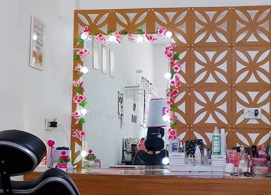 Estação de maquiagem Maiza Beauty - São Caetano do Sul, São Paulo, BR com espelho decorado e produtos.
