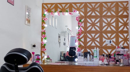 Estação de maquiagem Maiza Beauty - São Caetano do Sul, São Paulo, BR com espelho decorado e produtos.