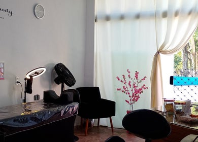 Espaço elegante de Maiza Beauty - São Caetano do Sul, SP, BR, com cadeira e decoração floral.
