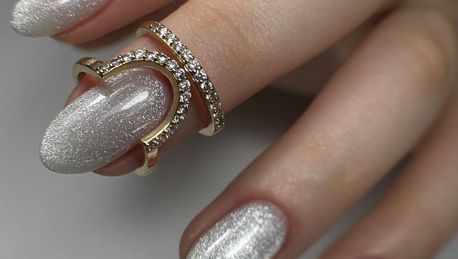 Elegante manicura con anillo de diamantes en Angelnails_yunistudio, Mérida, Yucatán, MX.