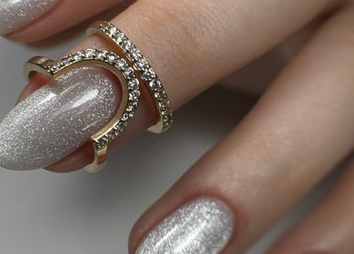 Elegante manicura con anillo de diamantes en Angelnails_yunistudio, Mérida, Yucatán, MX.