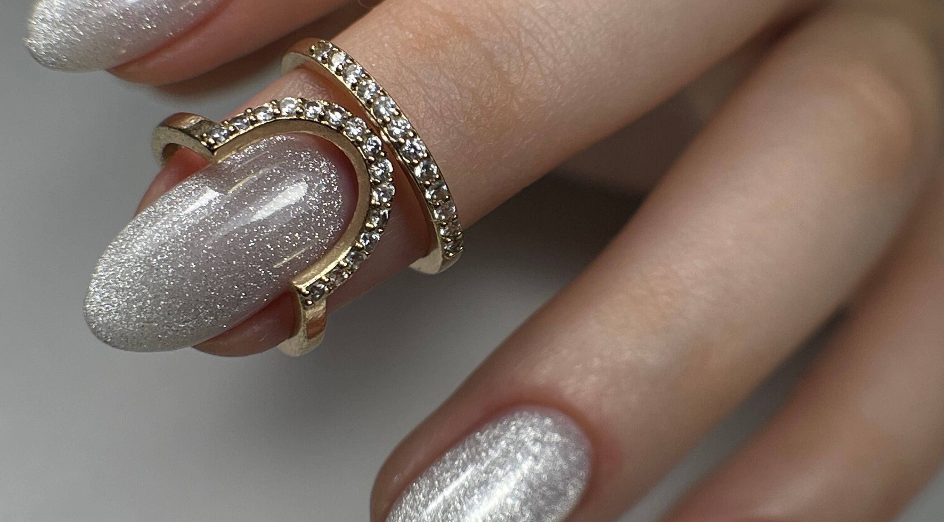 Elegante manicura con anillo de diamantes en Angelnails_yunistudio, Mérida, Yucatán, MX.