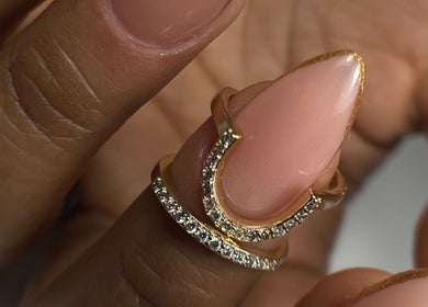 Uñas elegantes con anillo dorado y brillantes en Angelnails_yunistudio, Mérida, Yucatán, MX.