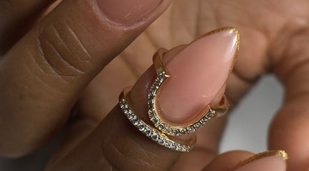Uñas elegantes con anillo dorado y brillantes en Angelnails_yunistudio, Mérida, Yucatán, MX.