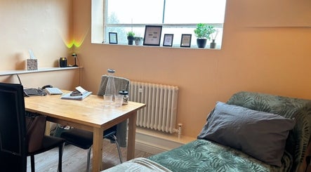 Calm therapy room at A Gentle Pace Hypnotherapy, Newcastle upon Tyne, England, showcasing a peaceful setting.