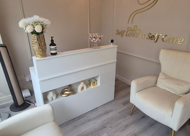 Elegant reception area at Roxystudio Nails in London, England, GB featuring plush seating and tasteful decor.