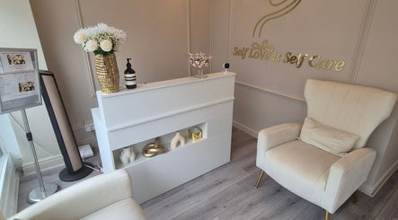 Elegant reception area at Roxystudio Nails in London, England, GB featuring plush seating and tasteful decor.