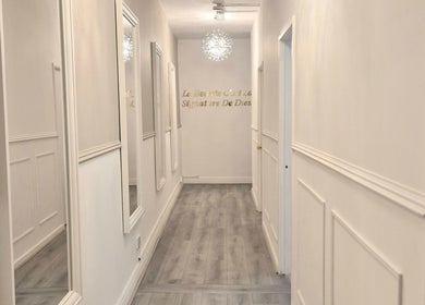 Elegant hallway at Roxystudio Nails, London, England, GB. Minimalist design with chic wall decor.