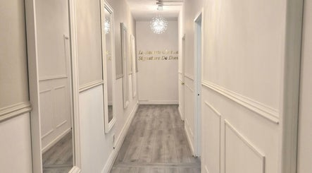 Elegant hallway at Roxystudio Nails, London, England, GB. Minimalist design with chic wall decor.