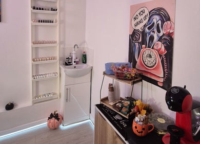Chic Roxystudio Nails decor in London, England, GB features vibrant art and neatly organized nail polishes.
