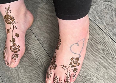 Elegant floral henna design on feet by Nidhis Henna Coventry, Coventry, England, GB.