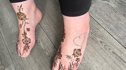 Elegant floral henna design on feet by Nidhis Henna Coventry, Coventry, England, GB.