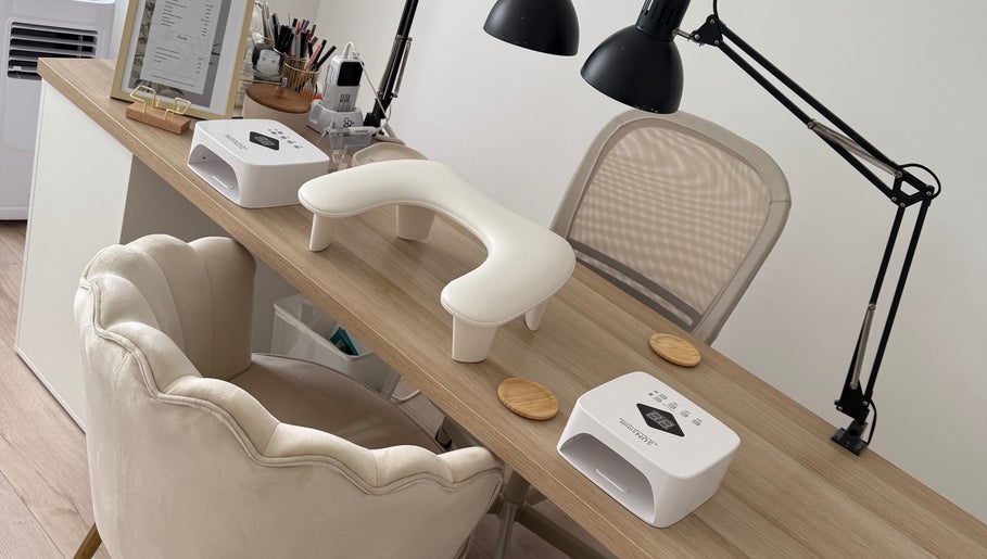 Espace manucure élégant de Chanails_77 à Brie-comte-robert, Île-de-france, FR avec lampe moderne.