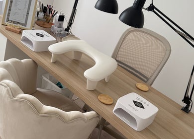 Espace manucure élégant de Chanails_77 à Brie-comte-robert, Île-de-france, FR avec lampe moderne.