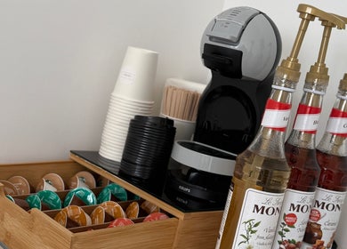 Station de café élégante chez Chanails_77, Brie-comte-robert, Île-de-france, FR avec sirops et capsules.