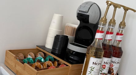 Station de café élégante chez Chanails_77, Brie-comte-robert, Île-de-france, FR avec sirops et capsules.