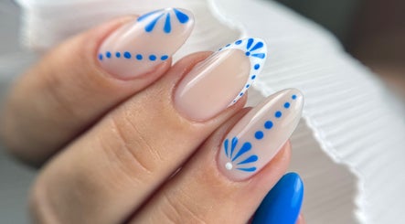 Ongles artistiques bleu à Chanails_77, Brie-comte-robert, Île-de-france, FR.