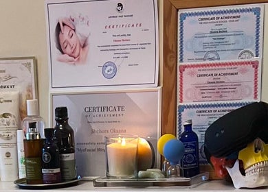 Сертификаты и косметика в кабинете Оксаны • Deep Facial & Body Therapist в Лондоне, Англия, GB.