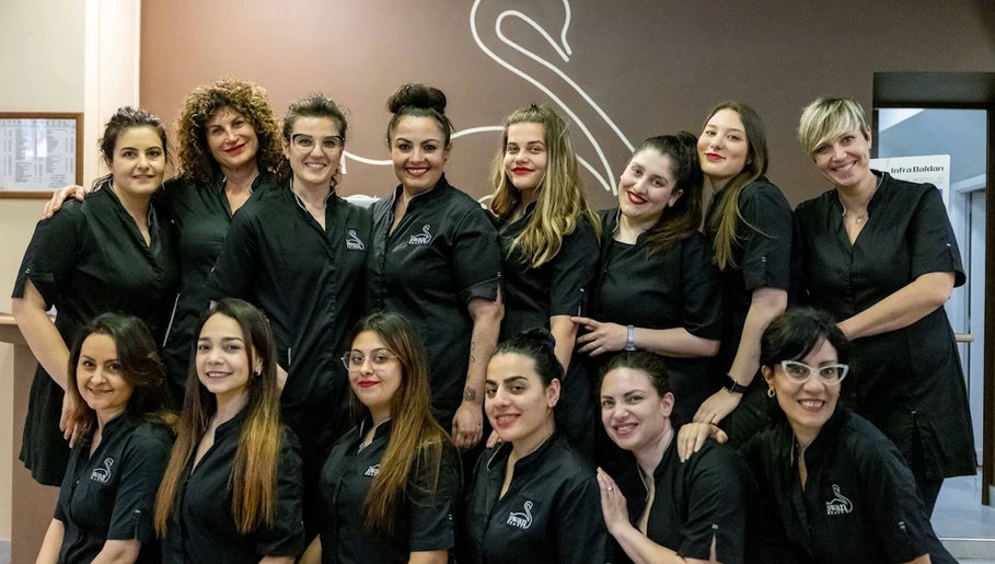 Team del Swan Beauty Garbatella sorridente presso la sede di Roma, Lazio, IT.