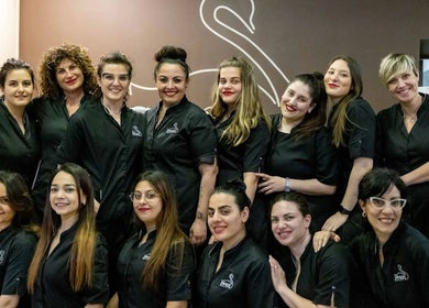 Team del Swan Beauty Garbatella sorridente presso la sede di Roma, Lazio, IT.