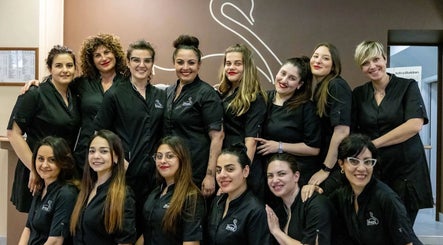 Team del Swan Beauty Garbatella sorridente presso la sede di Roma, Lazio, IT.