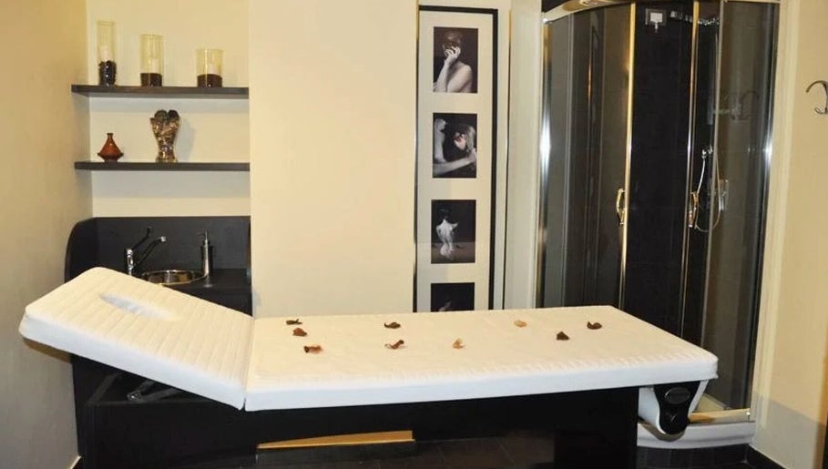Sala massaggi elegante presso Swan Beauty Creta, Roma, Lazio, IT, con lettino e arredamento raffinato.