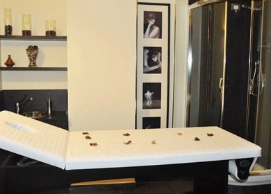 Sala massaggi elegante presso Swan Beauty Creta, Roma, Lazio, IT, con lettino e arredamento raffinato.